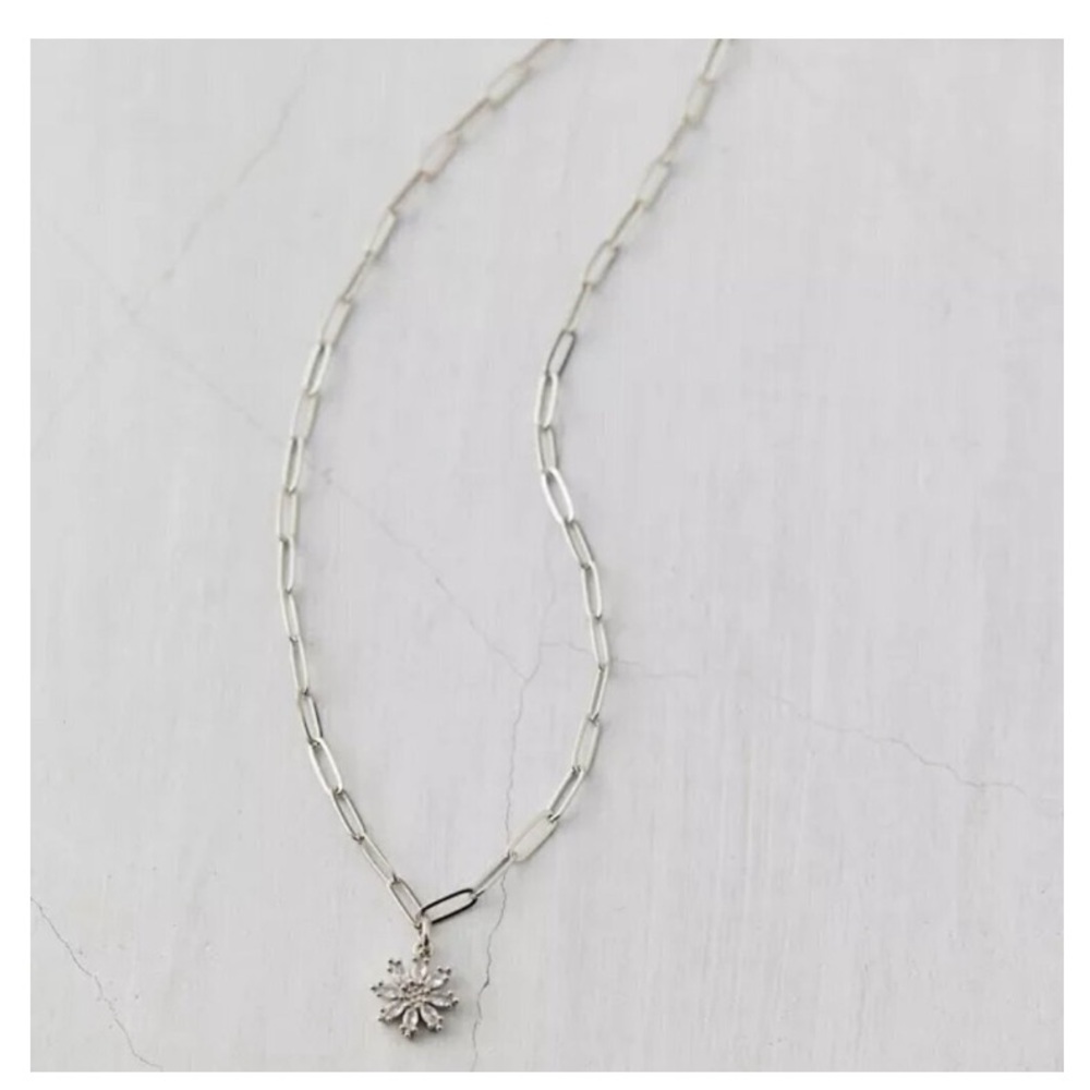 🟠NWT URBAN OUTFITTERS Rhinestone Flower Paperclip Necklace in Silver Tone